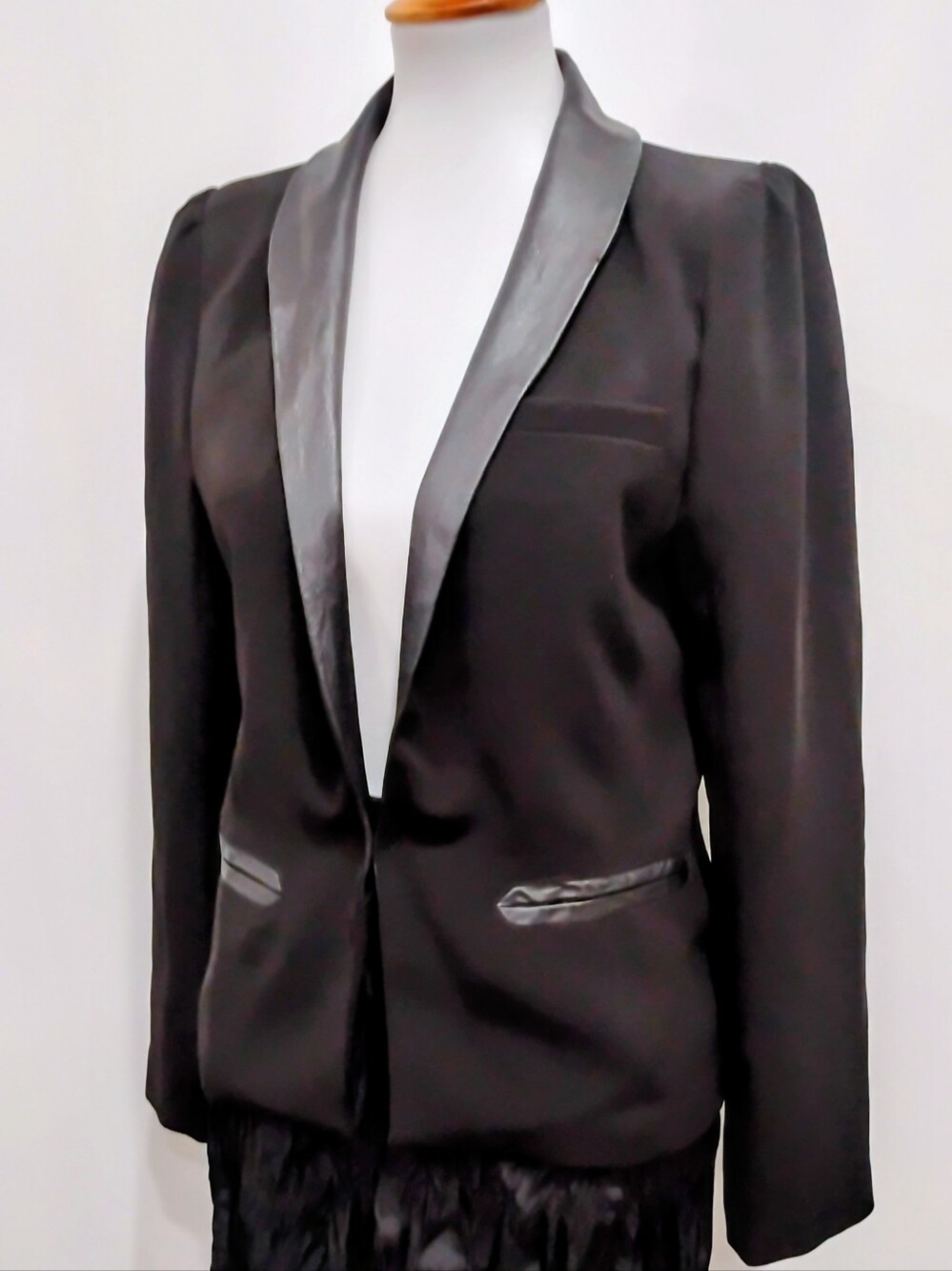 SLEEK LINE & DOT JACKET